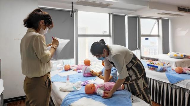 幼儿园的保育员是干嘛的,幼儿园保育员好干吗