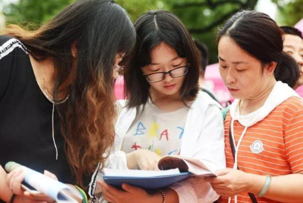 女人越老越吃香的职业冷门,学什么技术最赚钱女